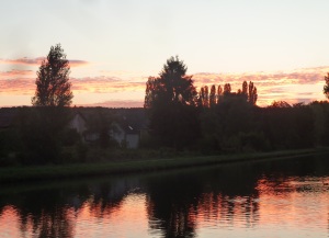 Sunset and view from our boat at Villiers-sur-Yonne. 